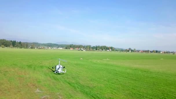 绿地上的小乡村机场的航拍 — 图库视频影像