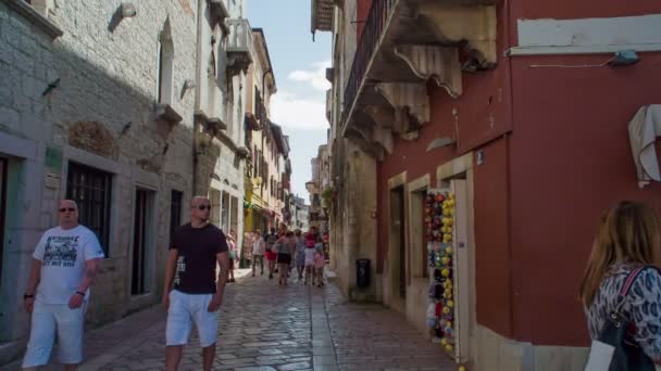 Los Turistas Están Caminando Explorando Las Calles — Vídeos de Stock