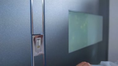 Dükkandaki lüks kapıyı test eden adamın yakın çekim görüntüleri.