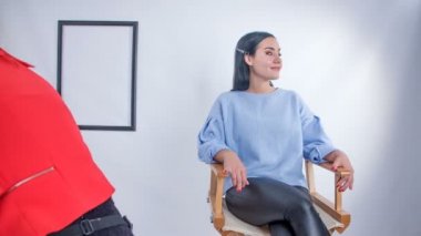 Eğer güzel genç bir kadın makyaj stüdyosunda profesyonel makyaj yapıyorsa...