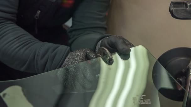 Mechanik Naprawia Przednie Okno Samochodu Warsztacie Samochodowym Nosi Rękawice Ochronne — Wideo stockowe