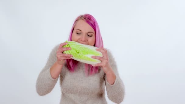 Young Woman Pink Hair Biting Radicchio She Fond — Stock Video