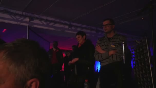 ザレック スロベニア 2017年12月 観客の女性は本当に音楽を楽しみ ミュージシャンの演奏中に彼女の頭を動かす — ストック動画