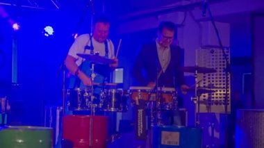 Zalec, Slovenya - 1. Aralık 2017 İki adam etkinlikte geniş bir izleyici kitlesi önünde davul çalmanın tadını çıkarıyor.