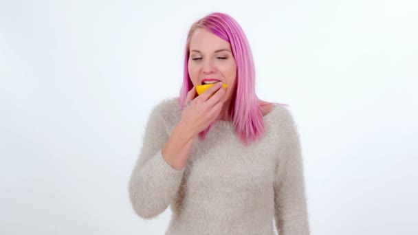 若い女性は苦いレモンの味が好きではないと彼女はそれを分割 — ストック動画