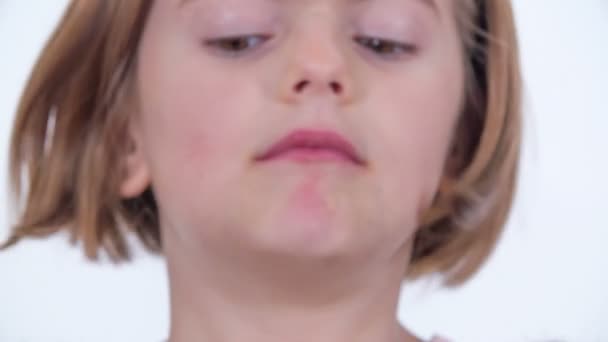 Молодая Девушка Хочет Пробовать Определенную Еду Улыбается Конце — стоковое видео