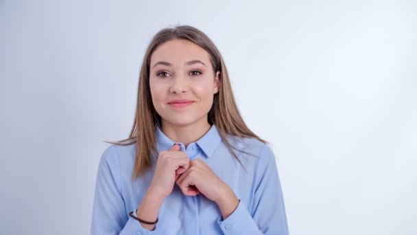 Metraje Hermosa Joven Con Maquillaje Sentado Estudio — Vídeo de stock