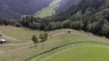 Çayırlar dağlarda çok yüksektedir. Güneş parlıyor ve yaz zamanı. Havadan çekim.