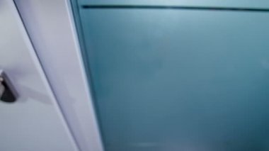 Mağazadaki modern kapının yakın çekim görüntüleri.