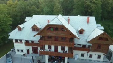 Ormanın derinliklerinde gizlenmiş yenilenmiş eski bir villanın inanılmaz konumu