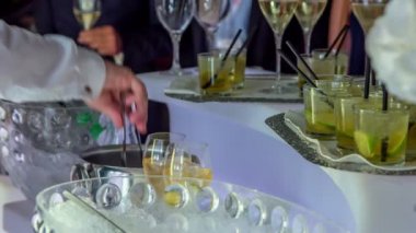 Birkaç boş bardak ve portakal suyu dolu bardaklar ve gümüş tepsilerde güzelce yerleştirilmiş yüksek kaliteli kırmızı şarap..