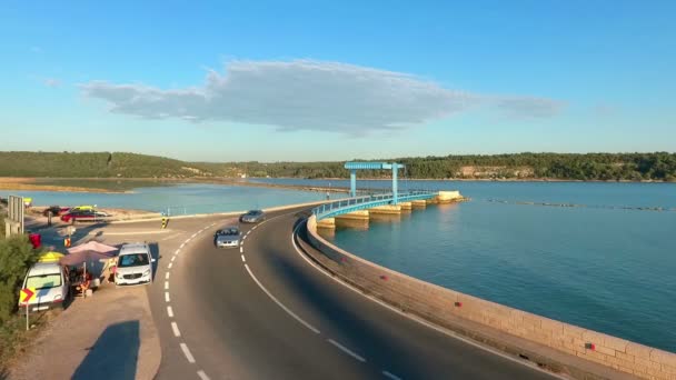 Alguns Carros Estão Dirigindo Estrada Uma Ponte Água — Vídeo de Stock