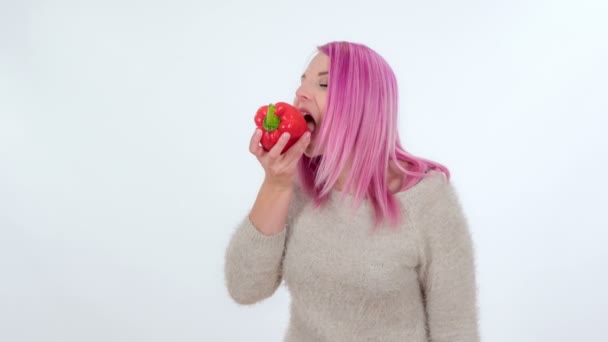 Imagens Bela Jovem Mulher Com Cabelo Rosa Comendo Isolado Branco — Vídeo de Stock