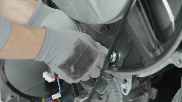Homem Manutenção Cuidadosamente Tirando Elemento Aquecedor Máquina Lavar Roupa Que — Vídeo de Stock