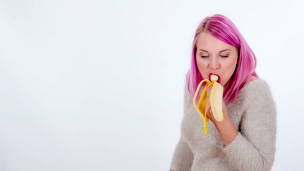 Filmato Bella Giovane Donna Con Capelli Rosa Mangiare Isolato Bianco — Video Stock