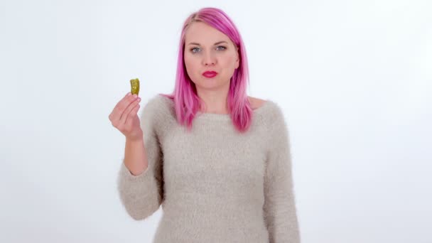 Uma Jovem Está Comendo Pickle Então Ela Está Dando Polegar — Vídeo de Stock