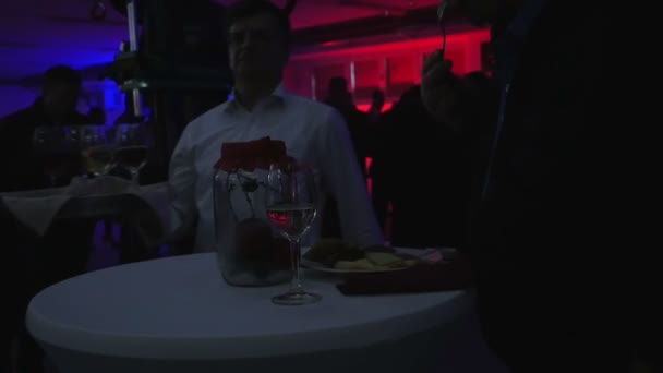 ザレック スロベニア 2017年12月ウェイターは イベントのレペーションルームの周りを歩き回り ゲストにワインやドリンクを提供しています 部屋が暗い — ストック動画