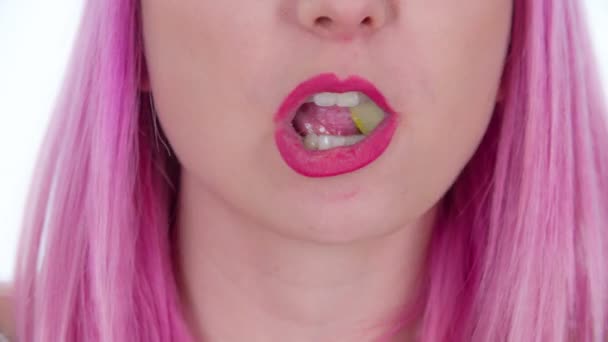 这个年轻的女人正在咬一个美味的黄梨 — 图库视频影像