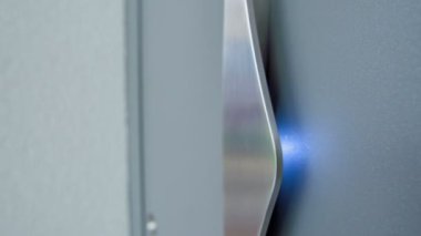 Mağazadaki modern kapının yakın çekim görüntüleri.