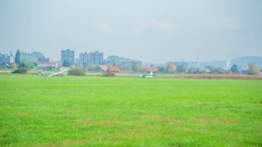 Bu özel havaalanına başka bir uçak indi. Güzel ve güneşli bir gün..