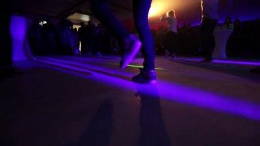 Zalec, Slovenya - 1. Aralık 2017 Dansçılar kalabalığın önünde kulüpte bir dans gösterisi gerçekleştirin.