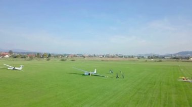 Yeşil alandaki küçük kırsal havalimanının hava görüntüleri