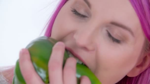 Bijten Een Grote Groene Peper Het Leuk Vinden Van Smaak — Stockvideo