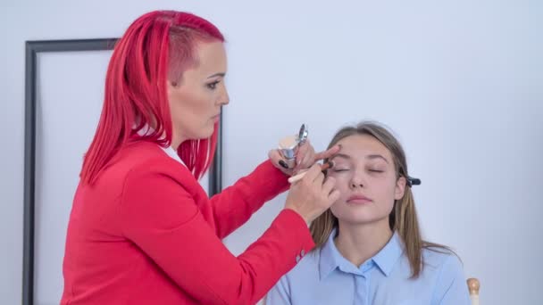 Πλάνα Όμορφη Νεαρή Γυναίκα Έχει Επαγγελματική Μακιγιάζ Στο Στούντιο Μακιγιάζ — Αρχείο Βίντεο