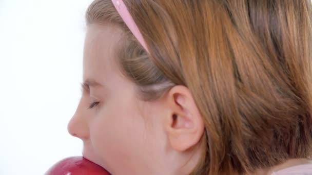 Imagens Bela Menina Comendo Isolado Branco — Vídeo de Stock