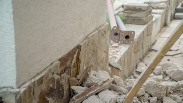 Jackhammerel的凿子慢慢穿透被装饰砖覆盖的水泥墙 — 图库视频影像