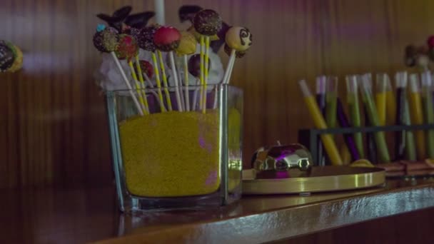 精美的糕点和色彩艳丽的秘密液体储存在试管里 — 图库视频影像