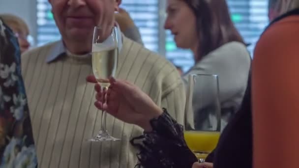 ザレック スロベニア 2017年12月 来場者はパーティーに集まり 飲み物で乾杯しています 幸せそうでリラックスしている — ストック動画