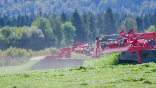 Коли Фермери Різання Трави Трава Падає Машини День Сонячний Красивий — стокове відео