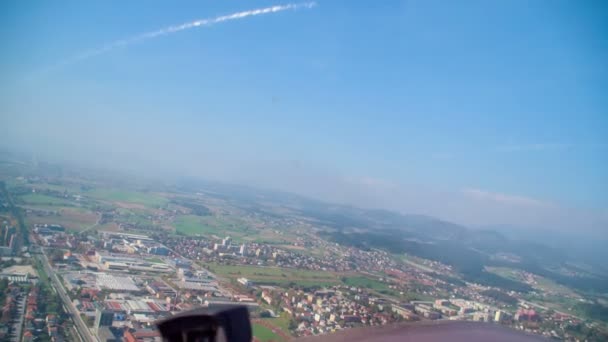 Vista Espetacular Quando Pequeno Avião Está Voando Sobre Cidade Eslovênia — Vídeo de Stock