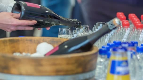 ザレック スロベニア 2017年12月 ウェイターがイベントのゲストのためにグラスに白ワインを注いでいます — ストック動画