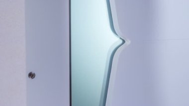 Mağazadaki modern kapının yakın çekim görüntüleri.