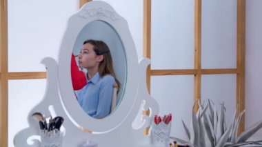 Eğer güzel genç bir kadın makyaj stüdyosunda profesyonel makyaj yapıyorsa...