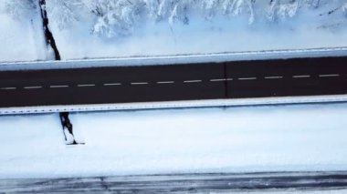 Kar ağaçların dallarında. Sadece yol temiz ve üzerinde kar yok..