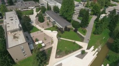 Slovenya 'nın Velenje kentinin güzel ve dikkat çekici parkı olan akarsu kenarındaki özel bölümü..