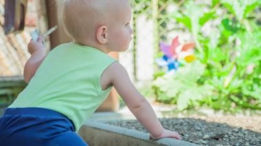 Biyoloji bahçesini keşfedip sebze etiketini çıkaran tatlı bir oğlan..