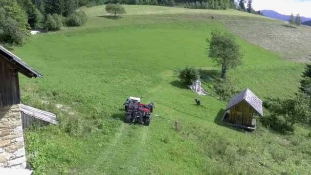 Röd Traktor Lämnar Gården Och Närmar Sig Höfältet Det Fin — Stockvideo