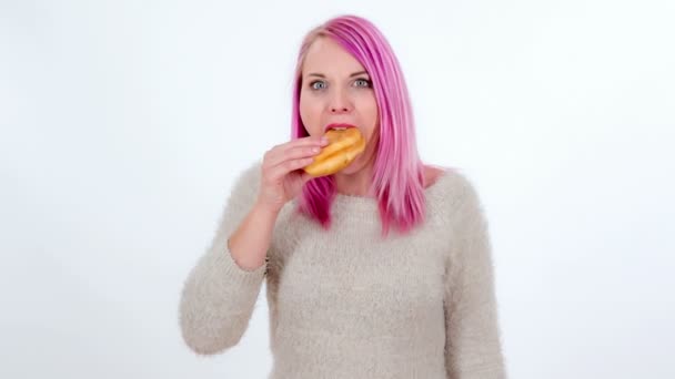 Beeldmateriaal Van Mooie Jonge Vrouw Met Roze Haar Eten Geïsoleerd — Stockvideo