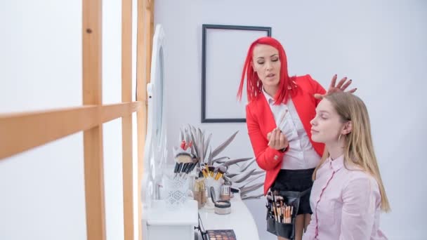 Film Vacker Ung Kvinna Som Har Professionell Makeup Makeup Studio — Stockvideo