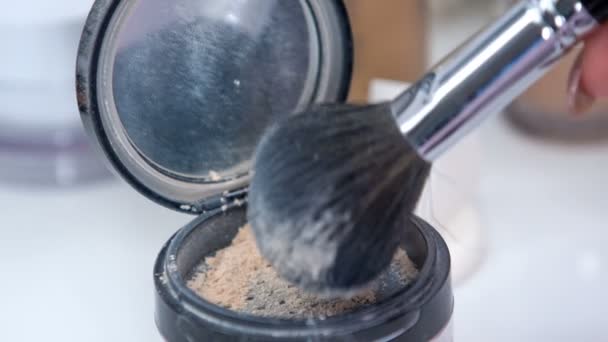 Maquillador Sumerge Pincel Polvo Transparente Unas Cuantas Veces — Vídeos de Stock