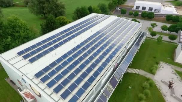 Poderosos Paneles Solares Colocados Techo Del Gran Edificio Velenje Eslovenia — Vídeo de stock