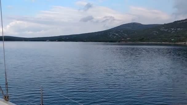 Jemand Beobachtet Eine Insel Vom Segelboot Aus Der Tag Hellt — Stockvideo