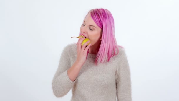 Πλάνα Από Όμορφη Νεαρή Γυναίκα Ροζ Μαλλιά Τρώει Απομονωμένη Λευκό — Αρχείο Βίντεο