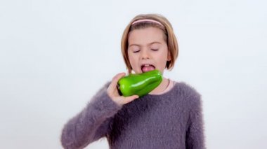 Güzel bir genç kızın beyazların üzerinde tek başına yemek yediği görüntüler.