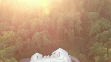 Güzel eski villanın arkasında nefes kesici gün batımı