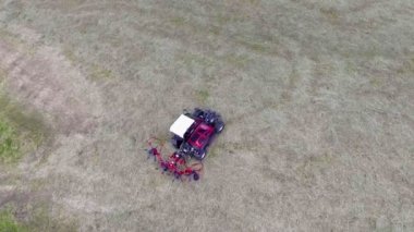 Tarım makinelerinin iki parçası bir arada. Hava görüntüsü. Çiftçiler dışarıda çalışmayı bıraktılar..